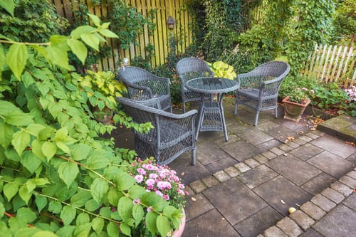 Terrasse belagt med skifer i en hage
